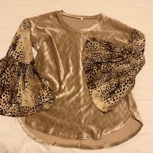 Size M , cute top. boutique. Mystree brand